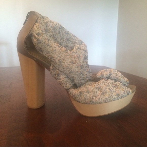 Seychelles Shoes - Seychelles strappy peep toe platform heels size 9