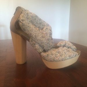 Seychelles strappy peep toe platform heels size 9