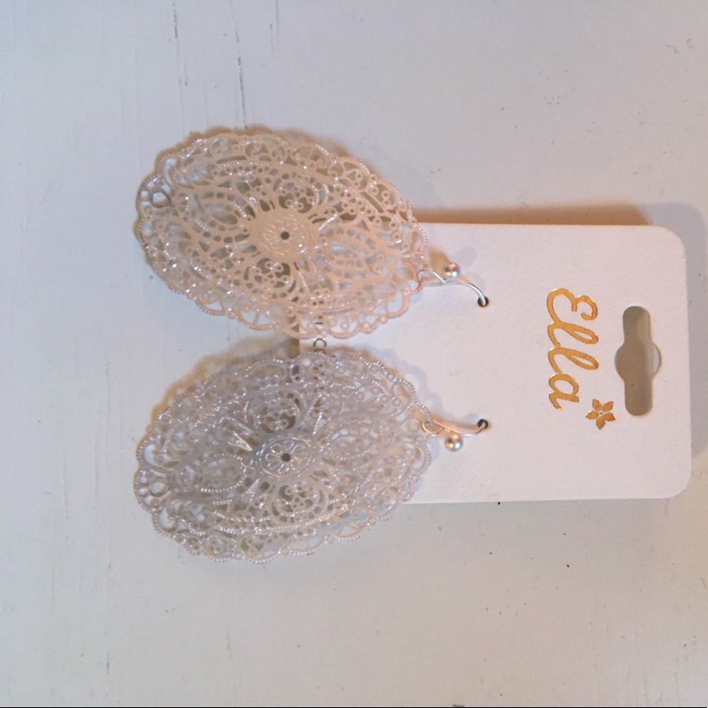 Never been worn, pretty dangle earrings!