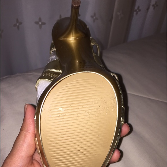 Size 8 Gold heels - Picture 3 of 3