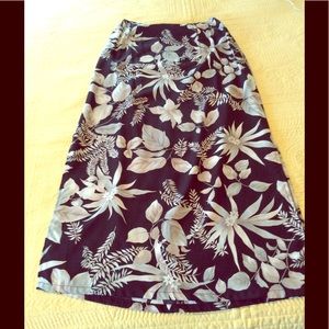 Skirt with side slits.