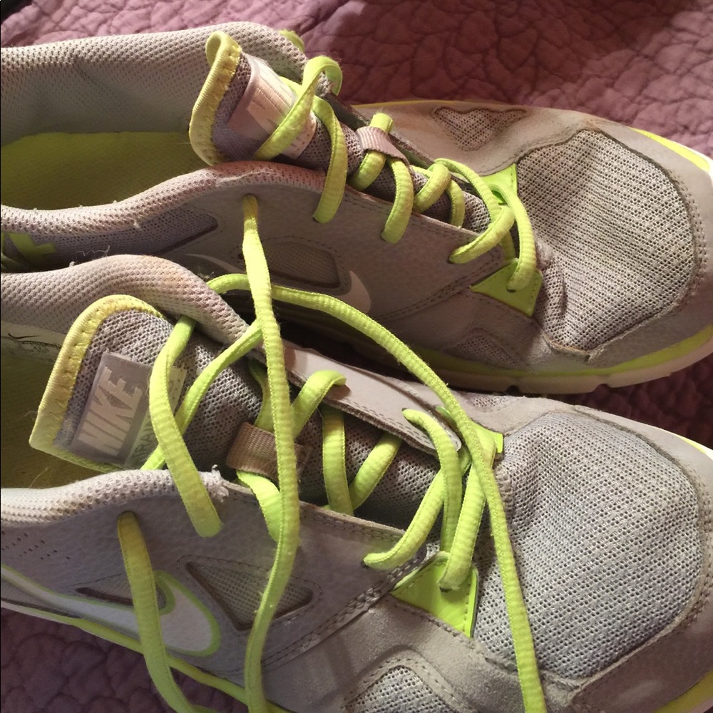 Nikes tennis shoes