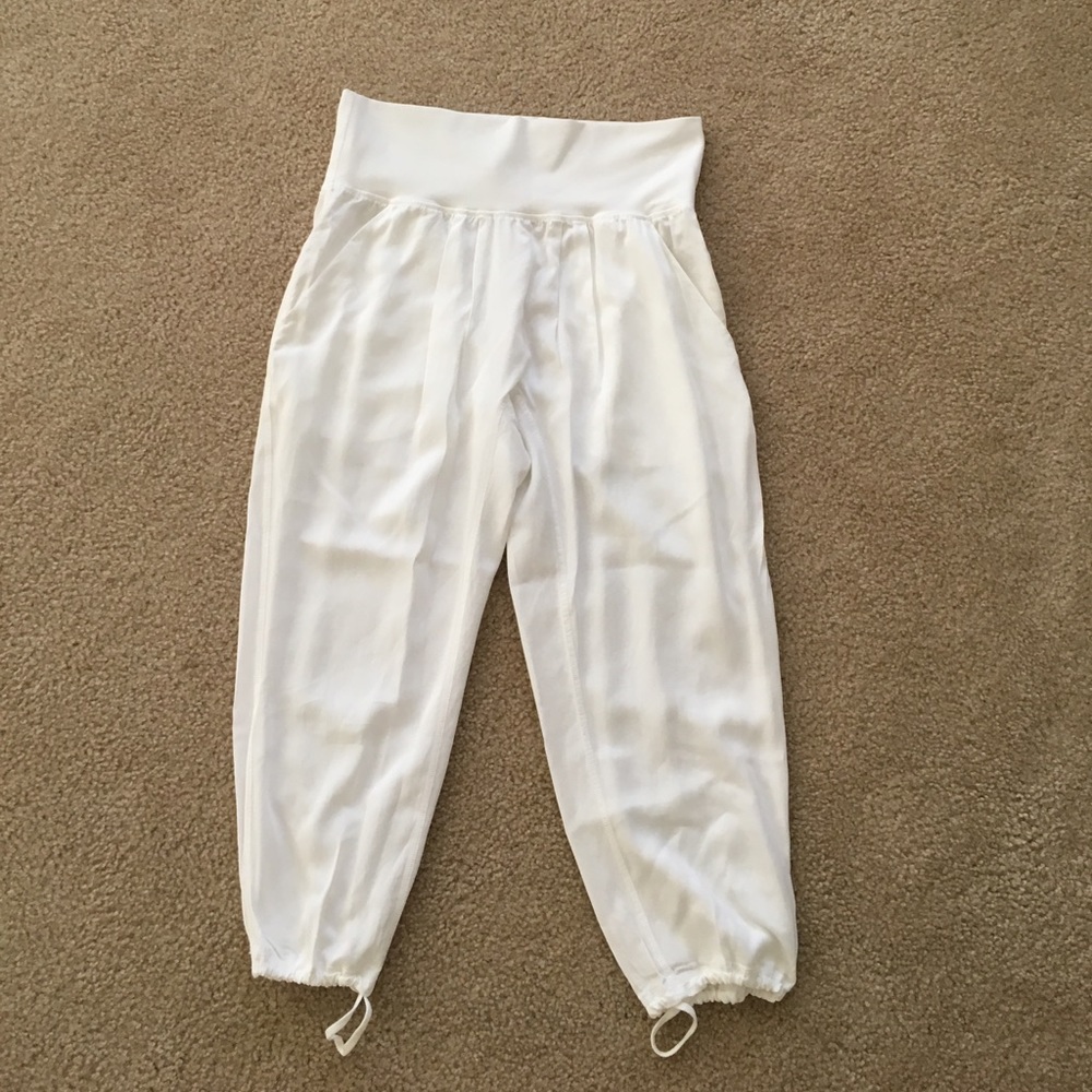 White lululemon yoga pants
