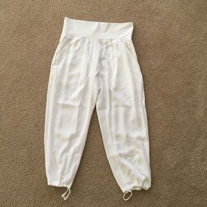 White lululemon yoga pants