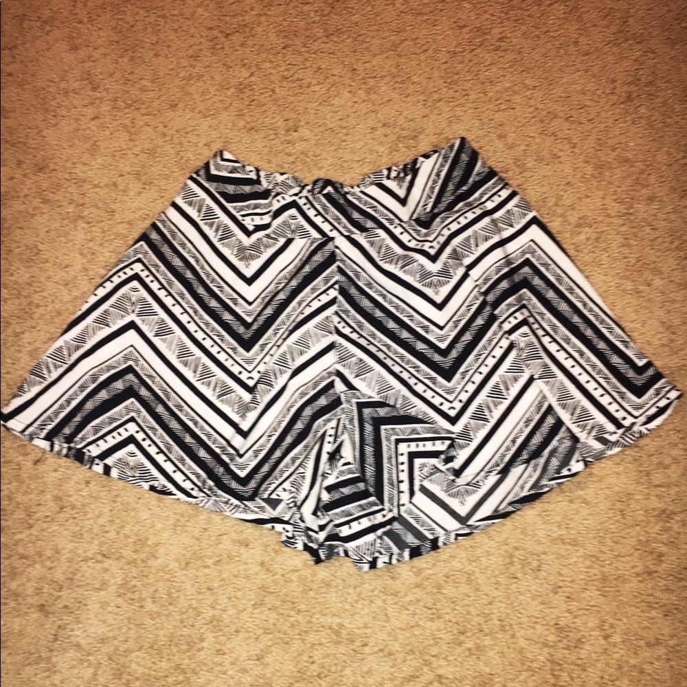 *MOVING SALE*BUY NOW* Pattern Flowy Shorts
