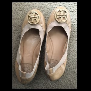 TORY BURCH CAROLINE LOGO EMBELLISHED FLATS