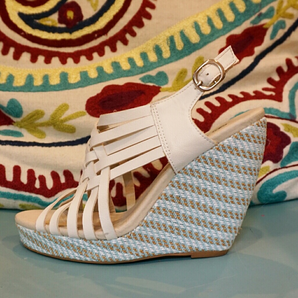 ✨White and blue Versona wedges