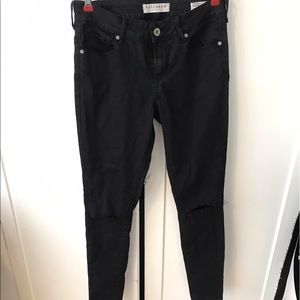 Bullhead denim black skinny jeans w/ ripped knees