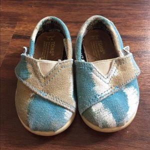 blue/tan/white Tiny Toms