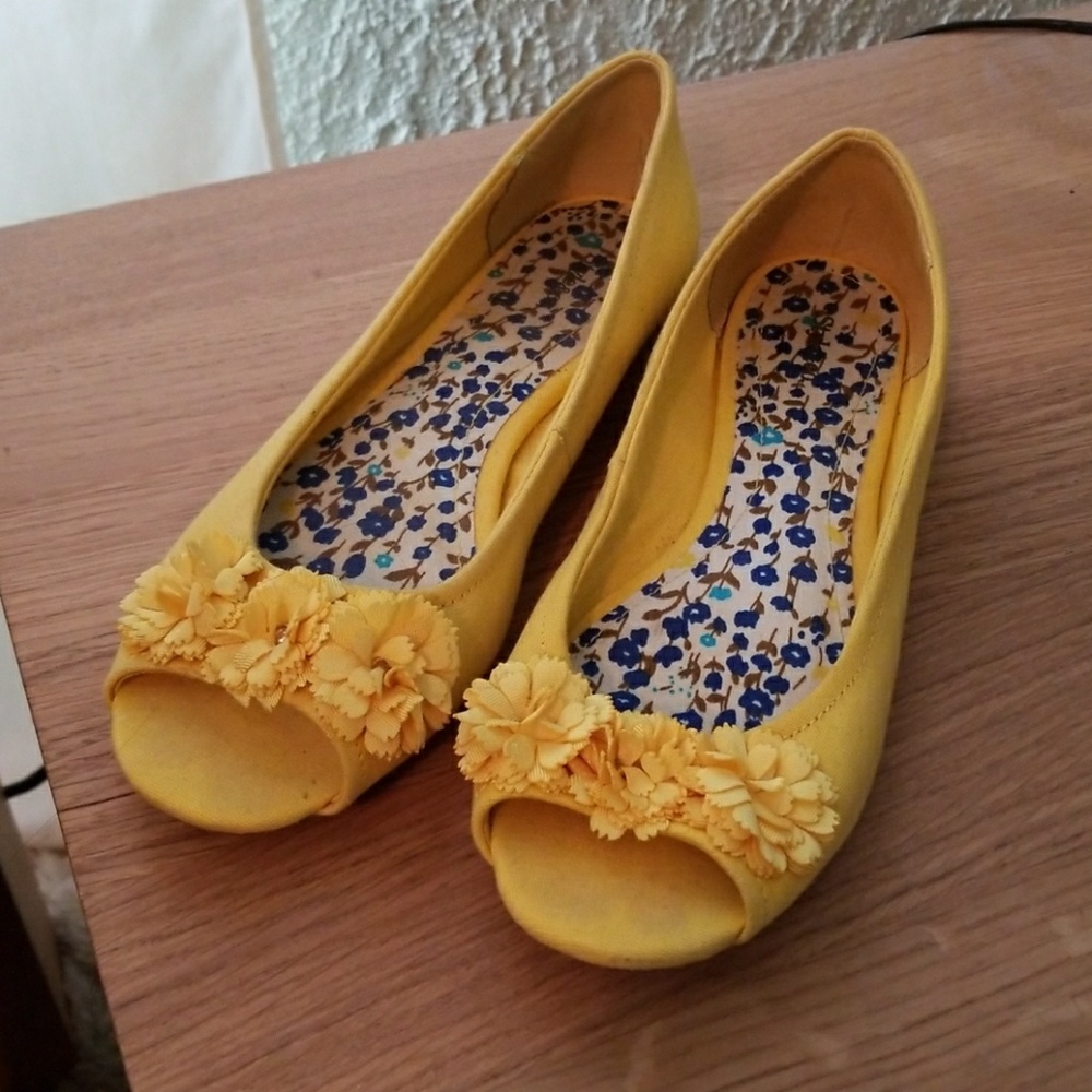 Yellow peep-toe flats