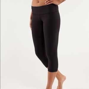 Black lululemon cropped leggings!