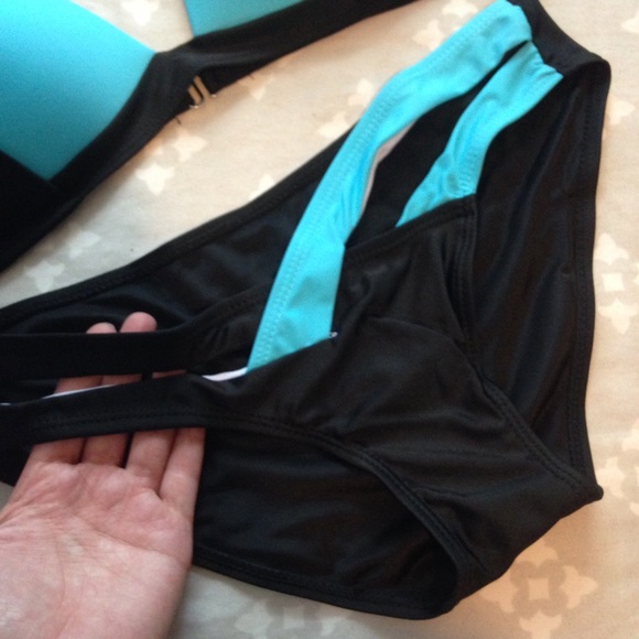 Bikini - Picture 3 of 6