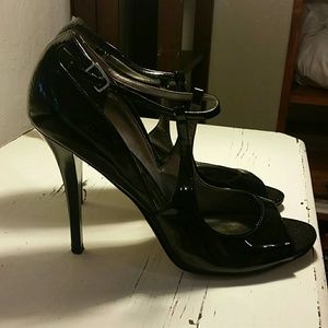 Gorgeous GUESS patent strappy heels!