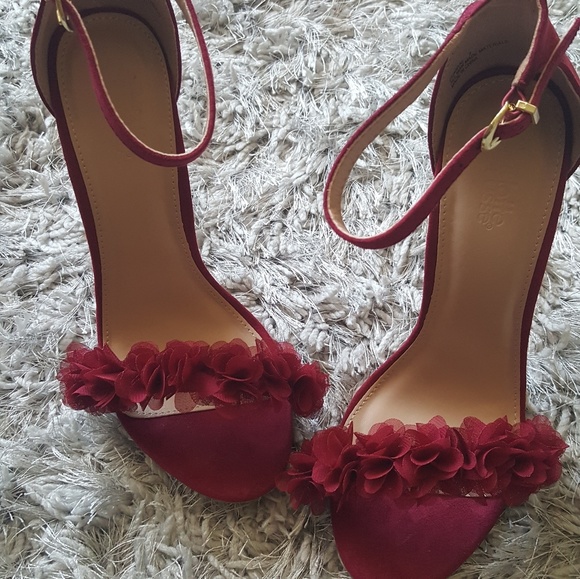 🚫SOLD🚫FLORAL HEELS - Picture 2 of 3