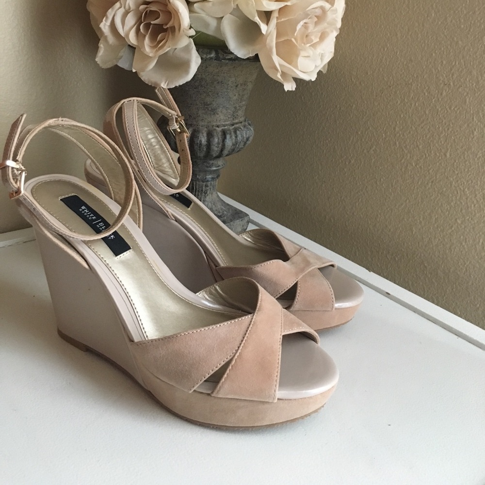Gorgeous White House Black Market nude wedges 7.5