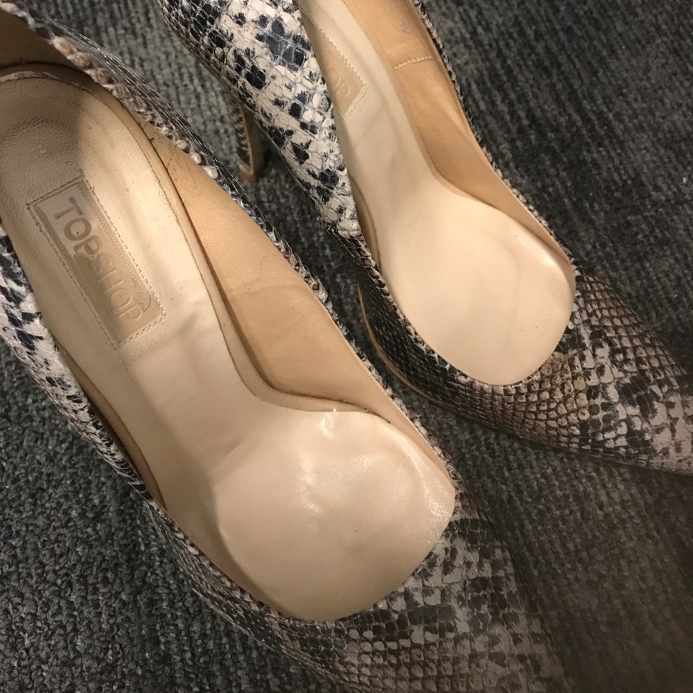 Top shop pumps snake print. Worn 3 times too big