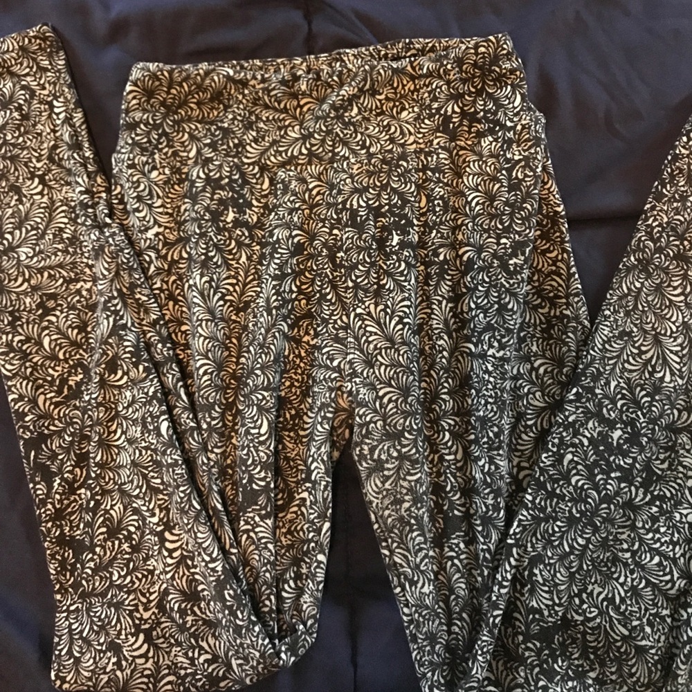 Black and grey Lularoe OS leggings