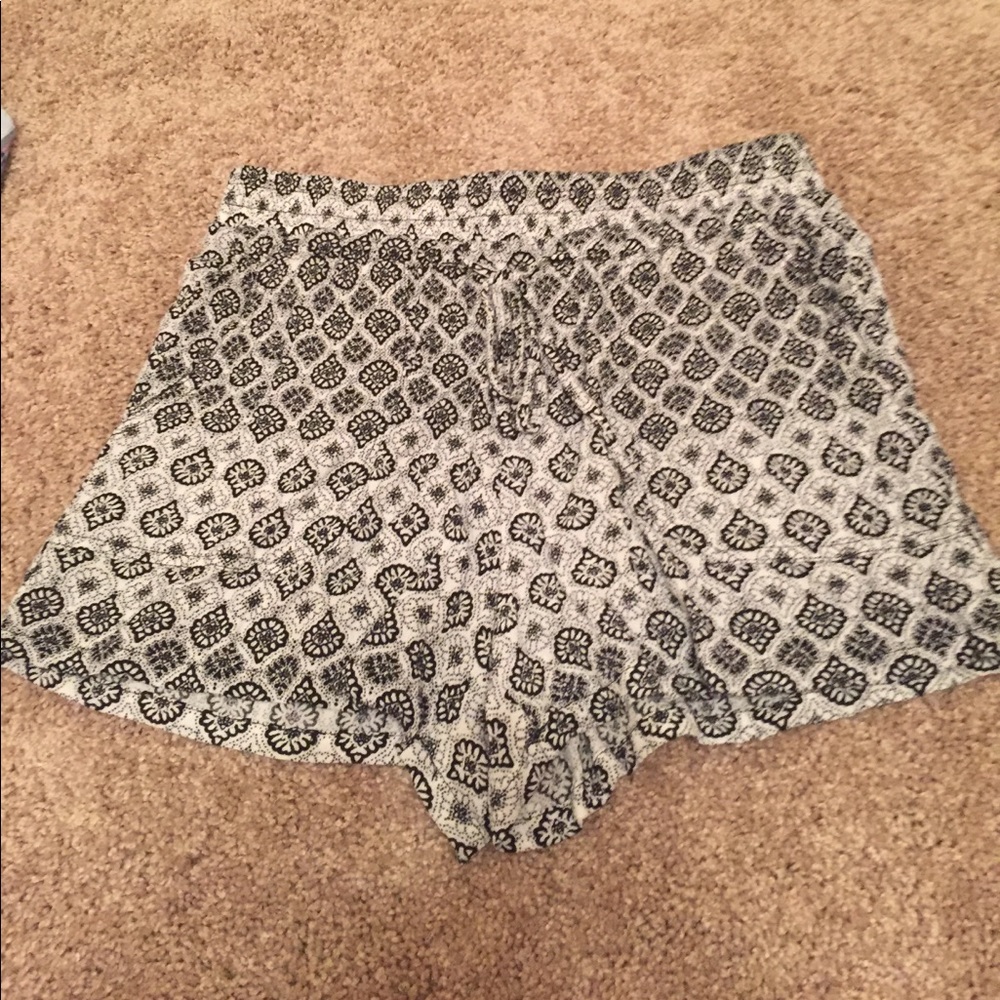 Flowy, black and white shorts with pockets