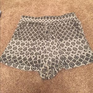 Flowy, black and white shorts with pockets