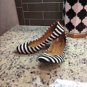 {Mossimo} Stripped flats