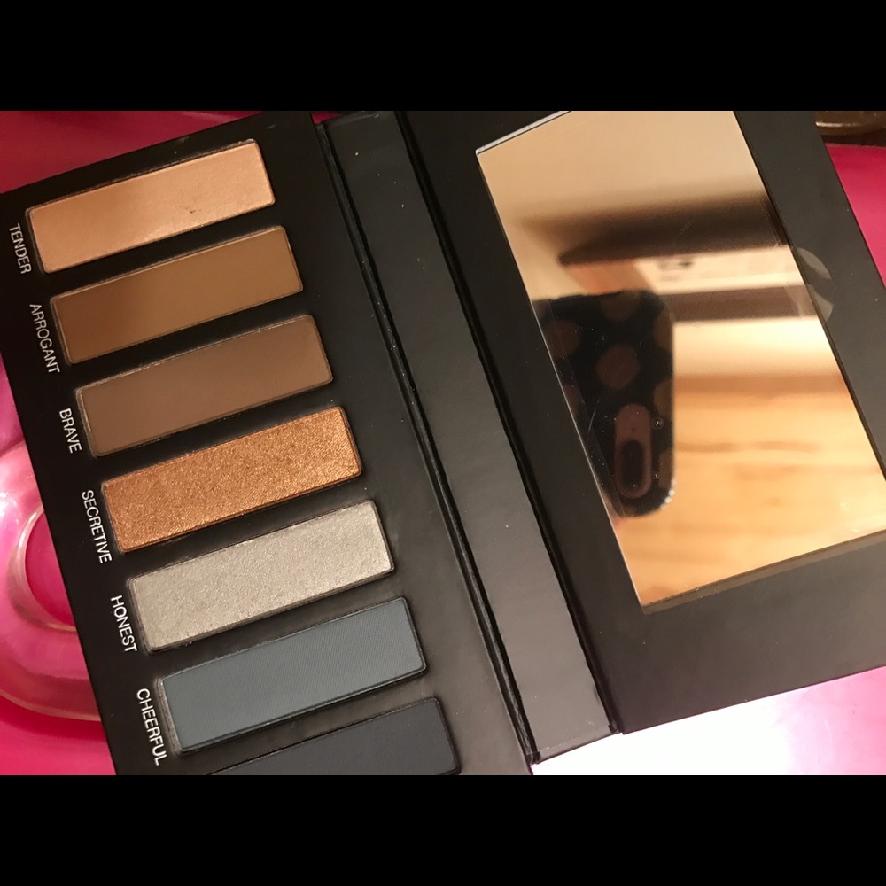 Younique eyeshadow palette 4