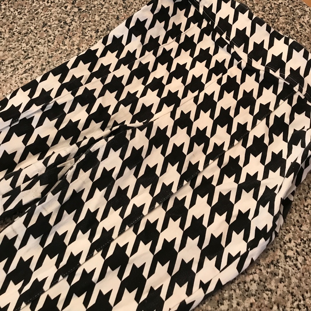 Forever 21 White and Black Print Capri Pants