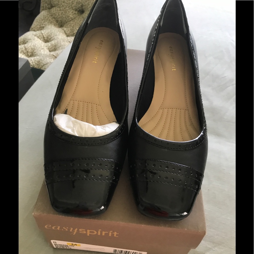 Easy Spirit black patent pumps