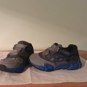Euc boys Skechers shoes size 8