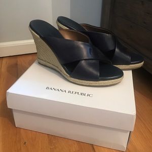 NEVER BEEN WORN!! Banana Republic wedge