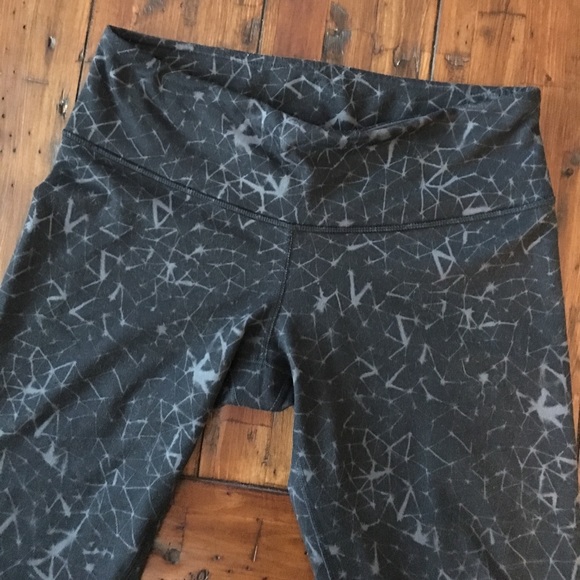 Lululemon Wunder Under Crop - Picture 2 of 4