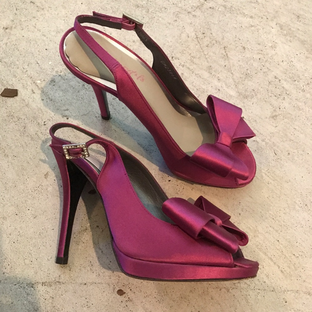 Stuart Weitzman bow stilettos