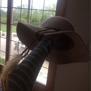 Sun hat with feathers