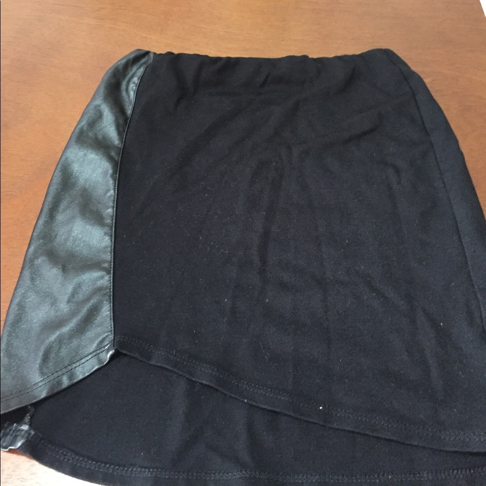 Super cute mini skirt with great detail