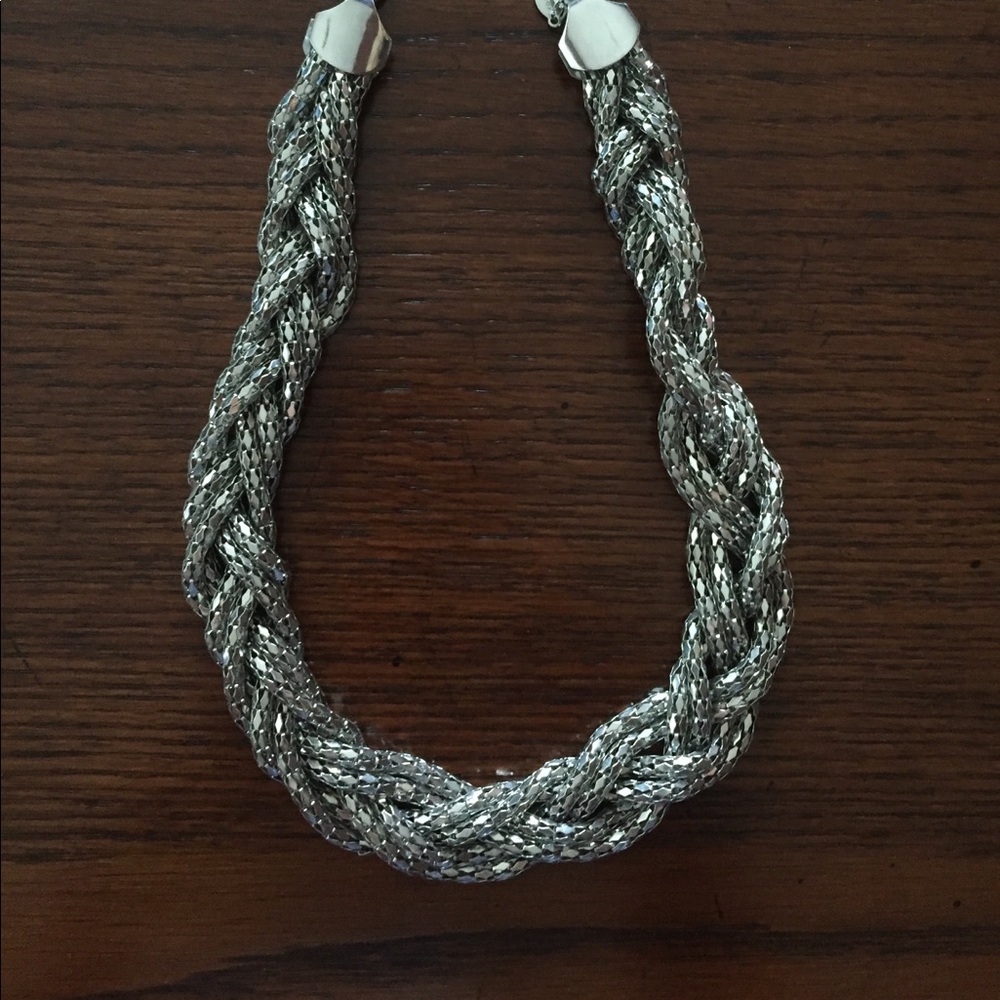 BEAUTIFUL STATEMENT NECKLACE