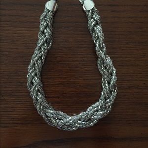 BEAUTIFUL STATEMENT NECKLACE