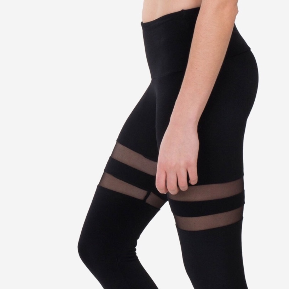 Black yoga high wasted leggings with mesh