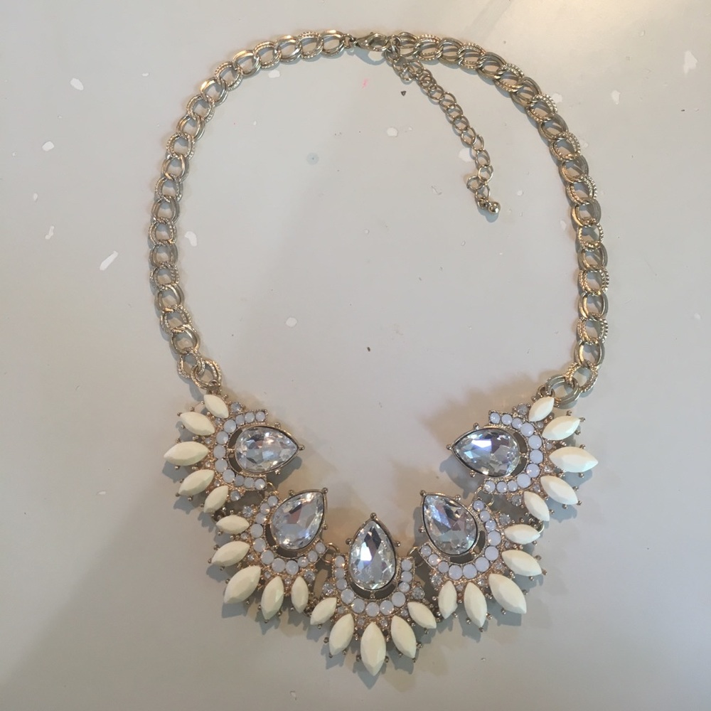 WHITE AND GOLD STATEMENT NECKLACE