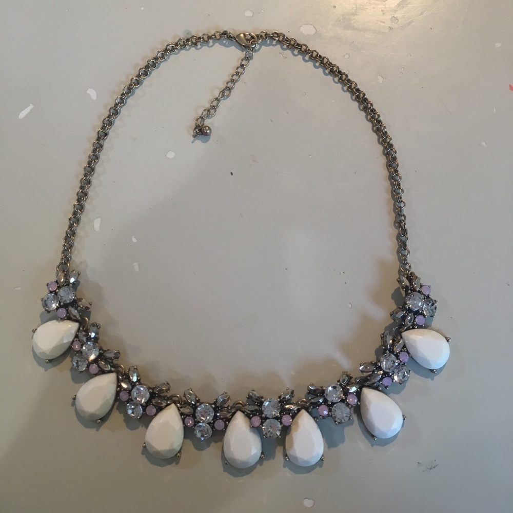 GORGEOUS WHITE AND PINK STATEMENT NECKLACE