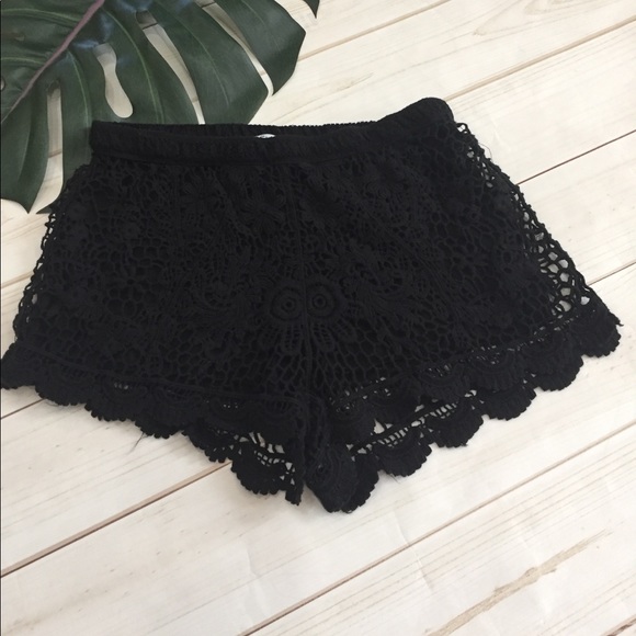 dizzy lizzy Pants - 🌴Dizzy lizzy cute BOHO lined crochet shorts!