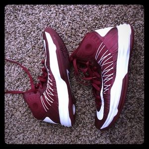 NWOT.Nike hyperdunk basketball shoes.