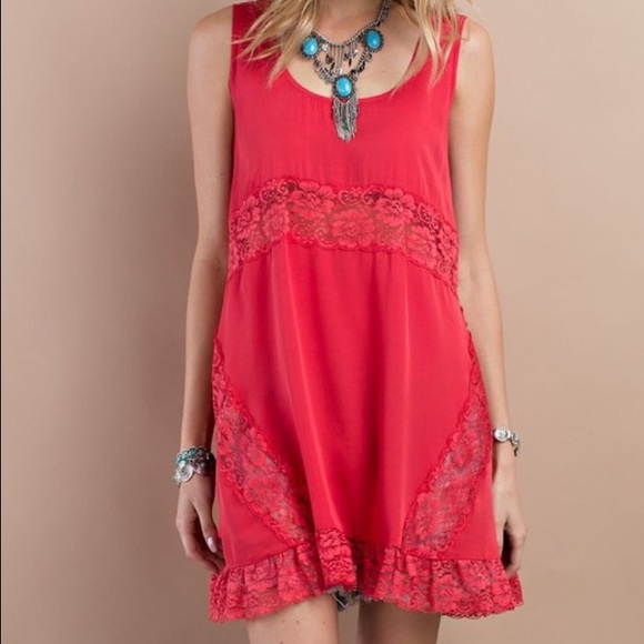 🆕 Sleeveless floral lace detail flyaway tunic top - Picture 2 of 3