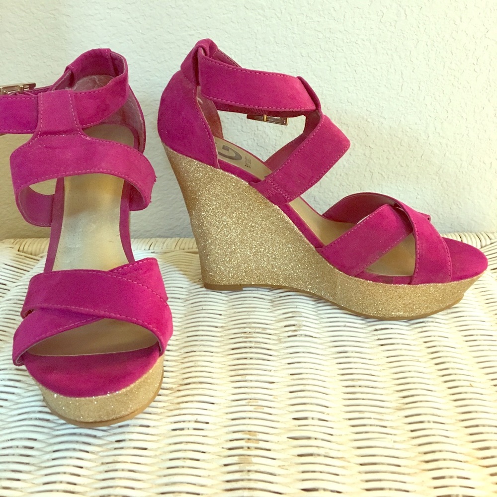 Statement wedge sandals!