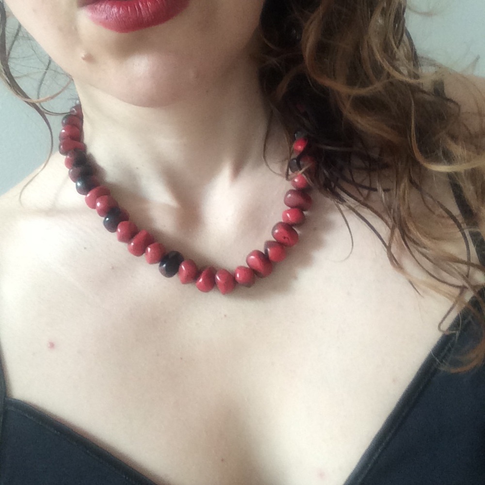 ⏳SALE Vintage lacquered red beads necklace short