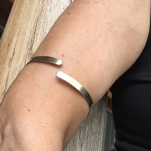 VINTAGE Adjustable arm cuff gold color