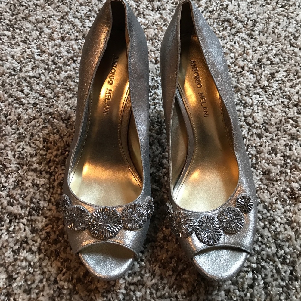 Antonio Melani Size 8 silver pumps