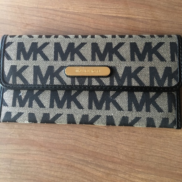 Michael Kors Handbags - Michael Kors Wallet