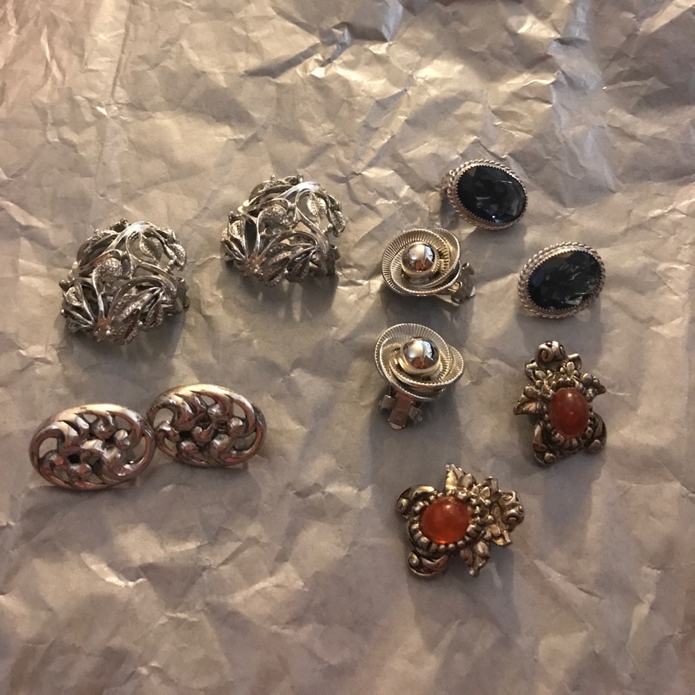 Vintage clip on earrings...🎈🎈🎈