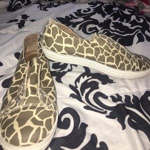 Giraffe print shoes!