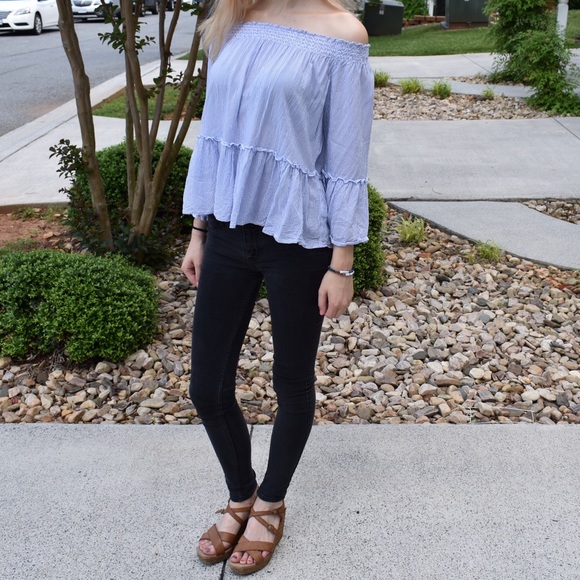 American Eagle Outfitters Tops - 🌸 AEO Off shoulder top || fits more like a medium