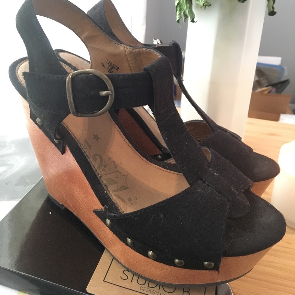 Platform wedge $10 - Picture 3 of 3